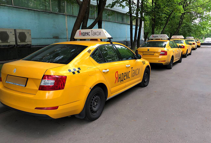 Таксопарки москвы аренда такси. Машина "такси". Автомобиль «такси». Таксист в машине. Такси машина автомобиль.
