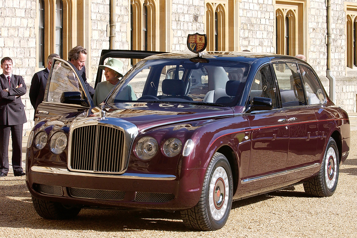 Президентский автомобиль. Bentley State Limousine Елизаветы II. Роллс Ройс королевы Англии. Бентли королевы Елизаветы 2. Bentley State Limousine.