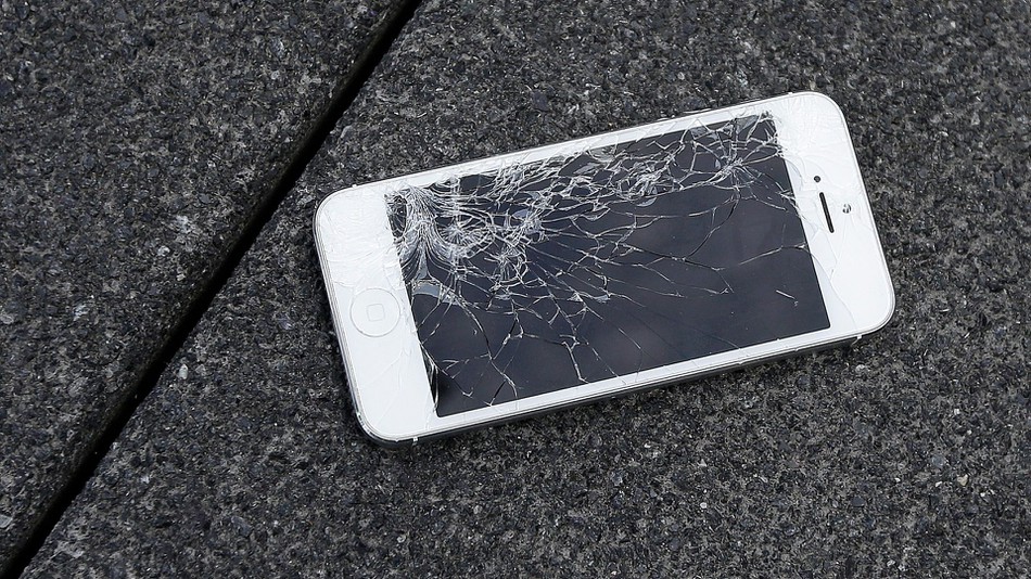 iPhone выпал из самолета и даже не разбился