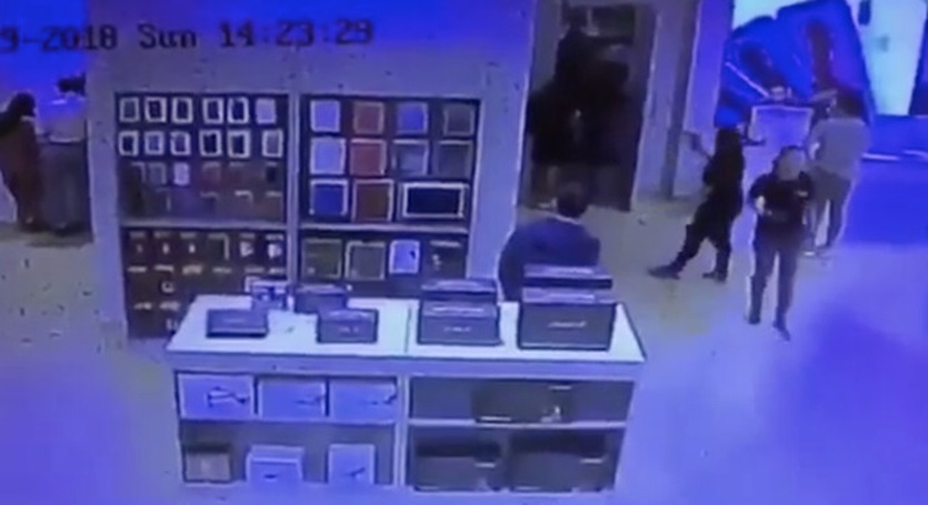 Мужчина избил сотрудницу магазина за отказ в замене iPhone X
