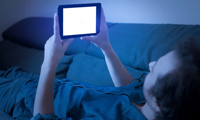 Синий свет от дисплеев смартфонов вызывает слепоту