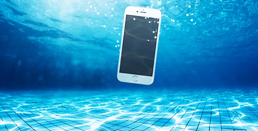 Телефоны утопленники. Смартфон в воде. Айфон в воде. Смартфон утонул. Утопленный айфон.