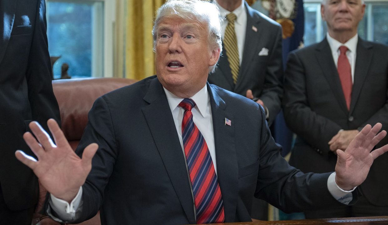 Русские и китайцы прослушивают разговоры Трампа через iPhone