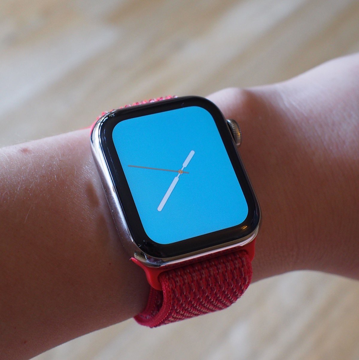 В watchOS 5.1 нашли потрясающие циферблаты для Apple Watch Series 4