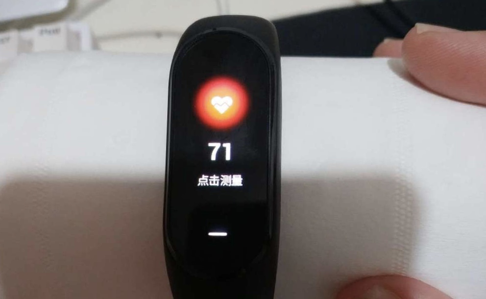 Xiaomi Mi Band 3 измеряет пульс даже у камня. Apple Watch тоже