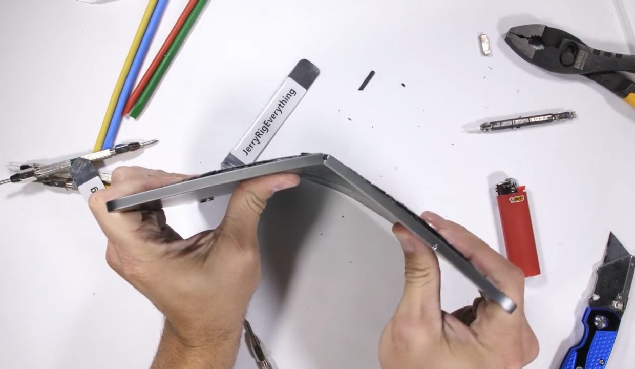 Парень влёгкую разорвал новый iPad Pro пополам