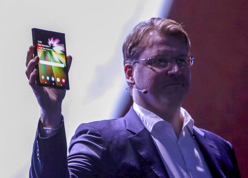 Samsung показала смартфон с гибким экраном. Это невероятно
