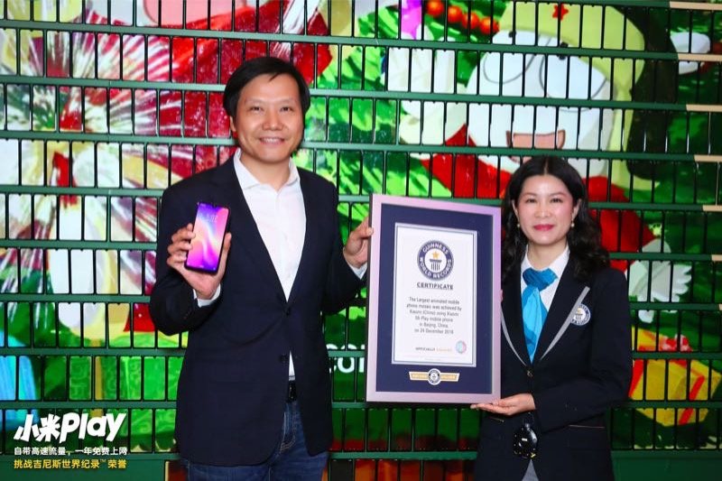 Xiaomi сделала елку из 1008 смартфонов Mi Play
