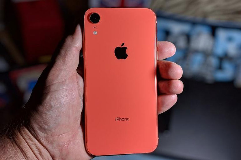 iPhone XR продаются лучше Xs. Теперь официально