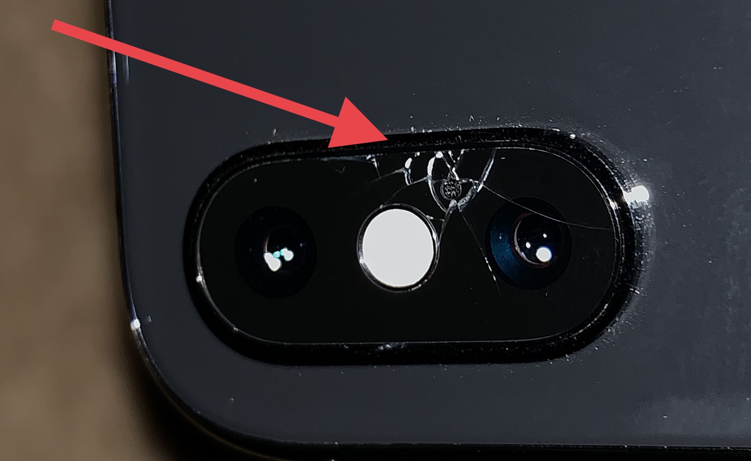 Владельцы iPhone Хs массово жалуются на мистические трещины камеры