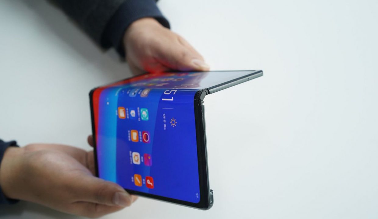 Oppo показала складной смартфон с гигантскими рамками