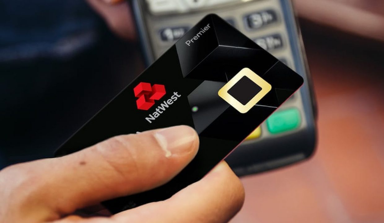 Первые банковские карты со сканером отпечатков пальцев уже тестируют