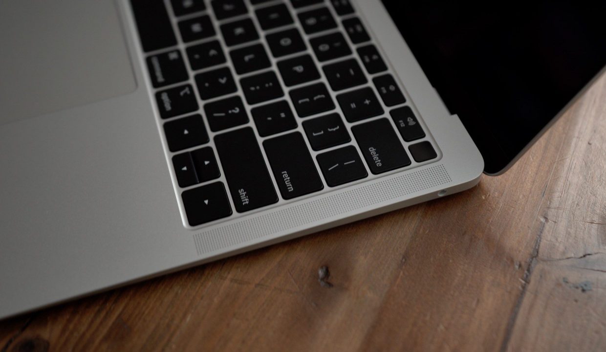 Apple извиняется за плохую клавиатуру в MacBook