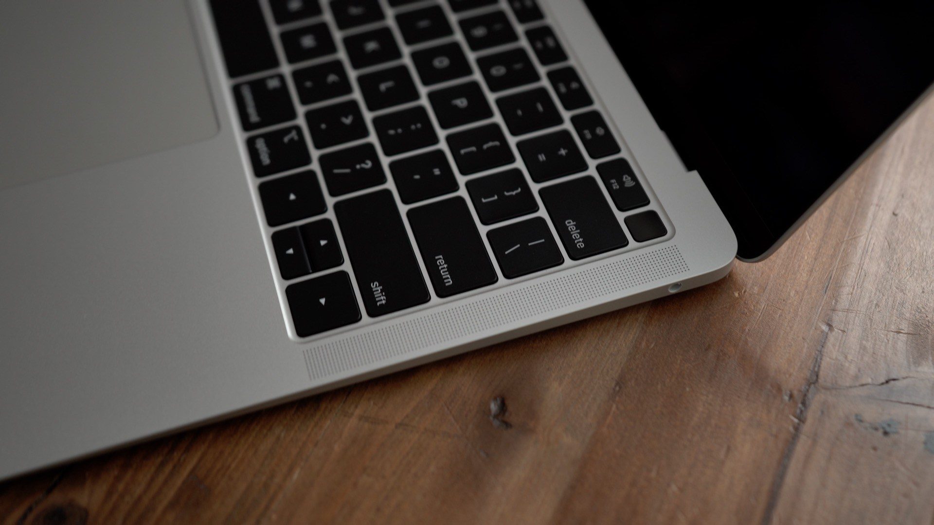Apple извиняется за плохую клавиатуру в MacBook