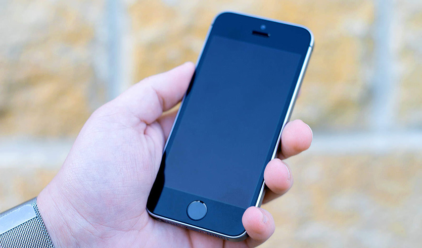 Купил iPhone SE и AirPods с браком. Apple косячит 