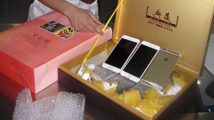 Покупка студентом контрафактного мобильного телефона. Салон китайца с 2 планшетами.