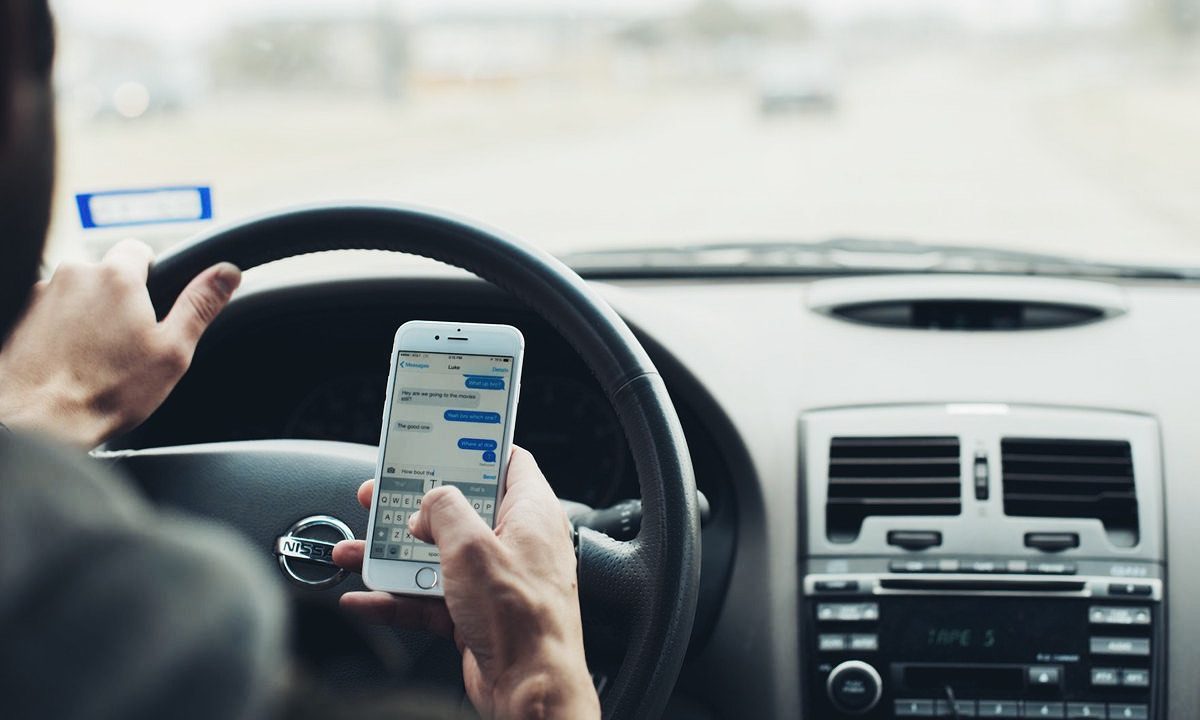 Владельцы iPhone опаснее на дорогах, чем пользователи Android