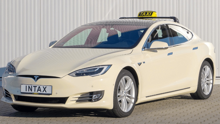Tesla запустит сервис беспилотных такси