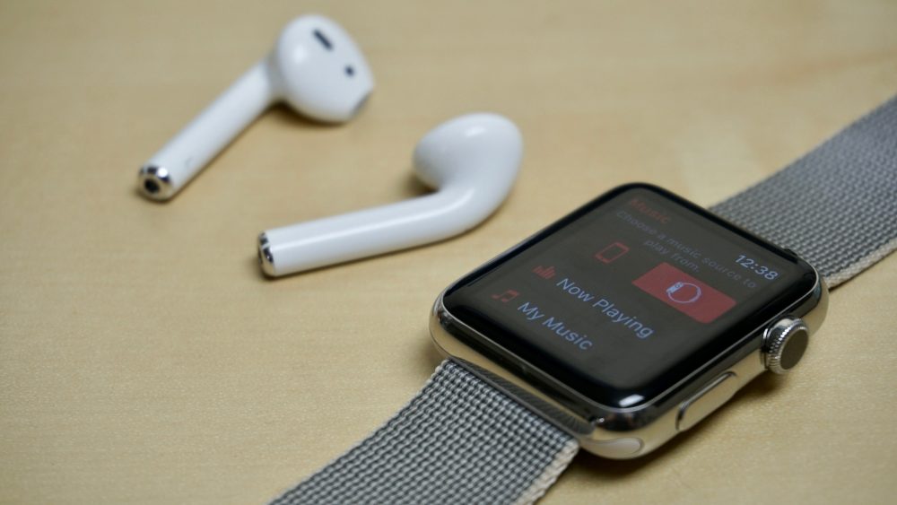 Неожиданная функция AirPods 2: они заряжаются от кабеля Apple Watch