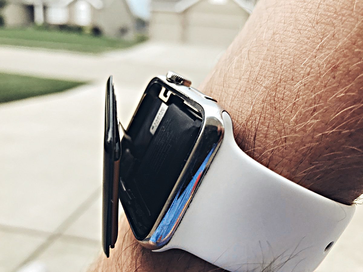 Американка утверждает, что у всех Apple Watch раздувается аккумулятор