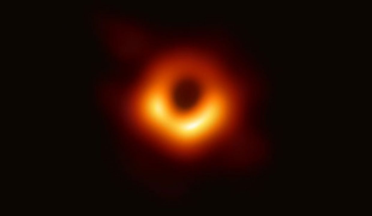 Получено первое реальное фото чёрной дыры
