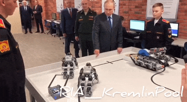 Российские военные роботы показали разминку перед Путиным
