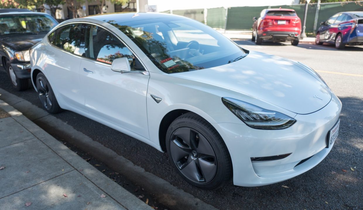 Владельцы дешевых Tesla Model 3 потеряют часть важных функций
