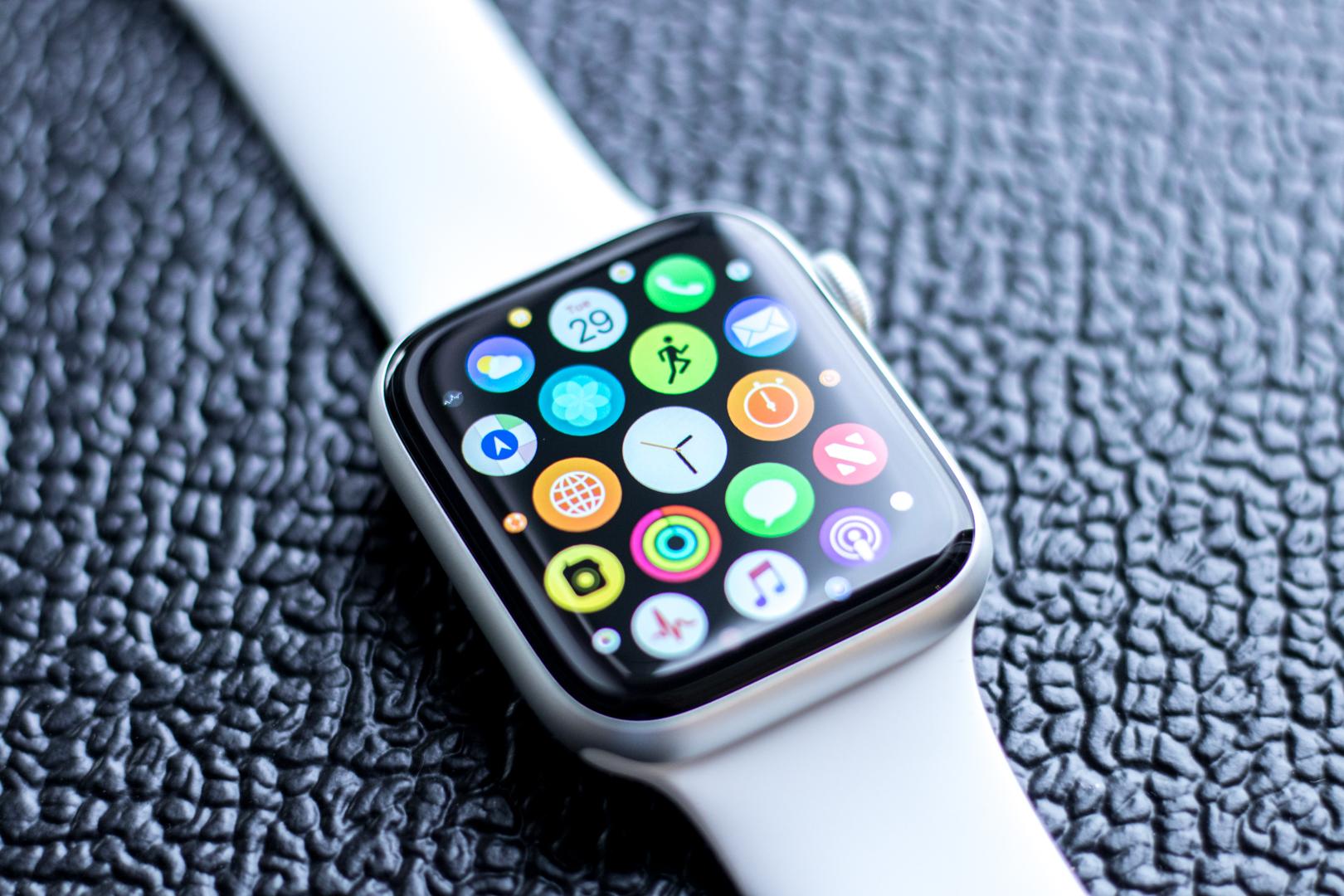 Apple Watch Series 4 порвали конкурентов по качеству дисплея