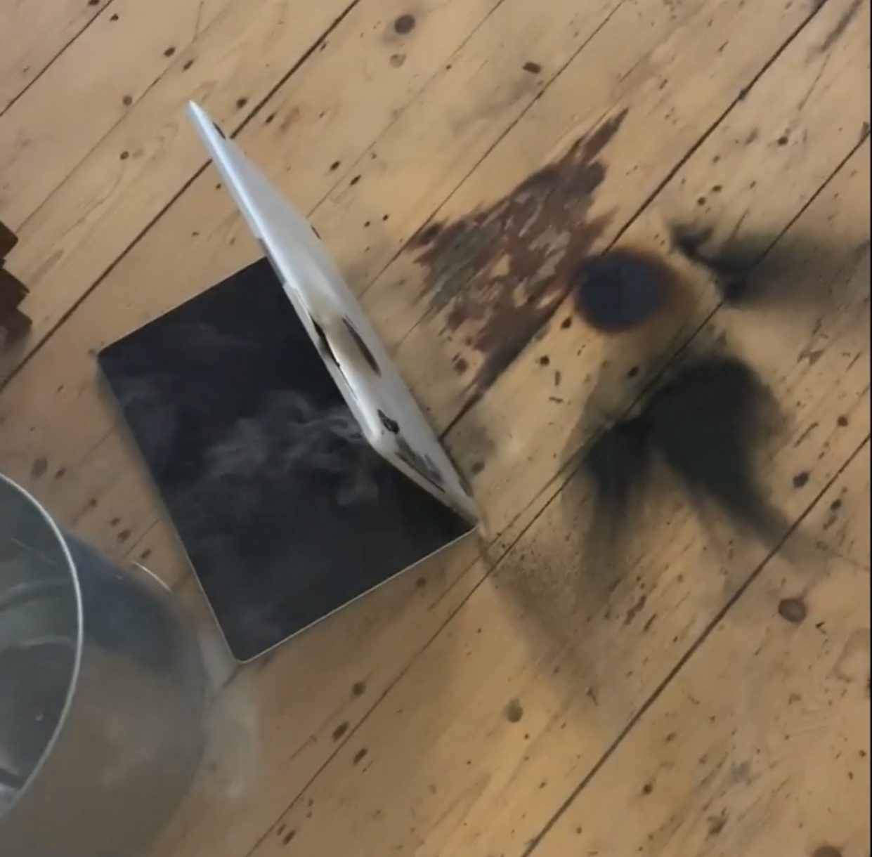 MacBook Pro загорелся и взорвался на коленях владельца