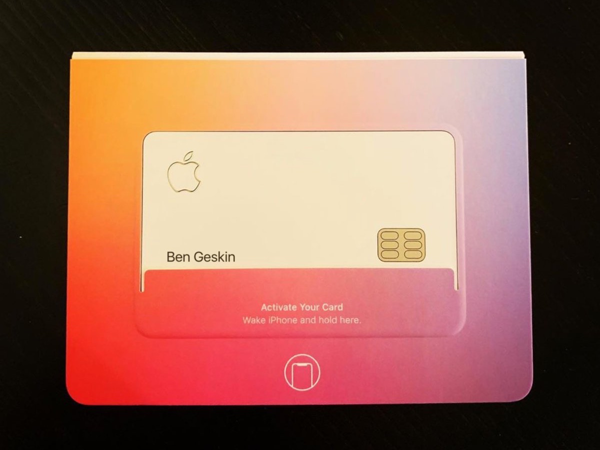 Первые реальные фотографии Apple Card
