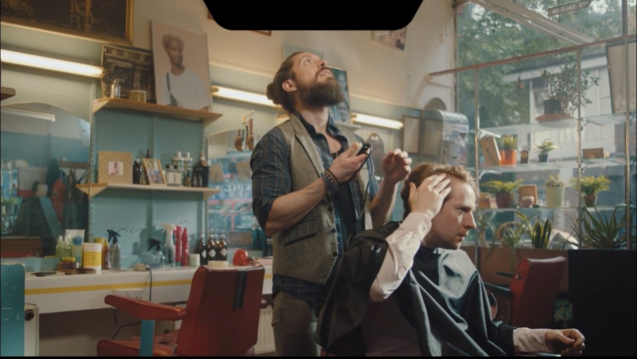 Xiaomi высмеяла вырезы смартфонов в рекламе Mi 9T