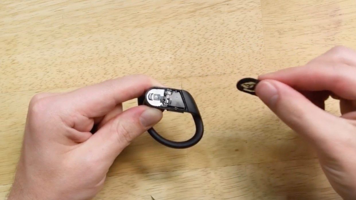 iFixit разобрали Powerbeats Pro. Их нельзя починить