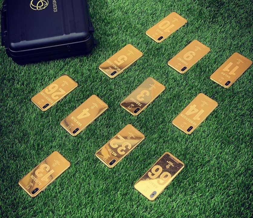 Игрокам ФК Ливерпуль подарили iPhone X из чистого золота