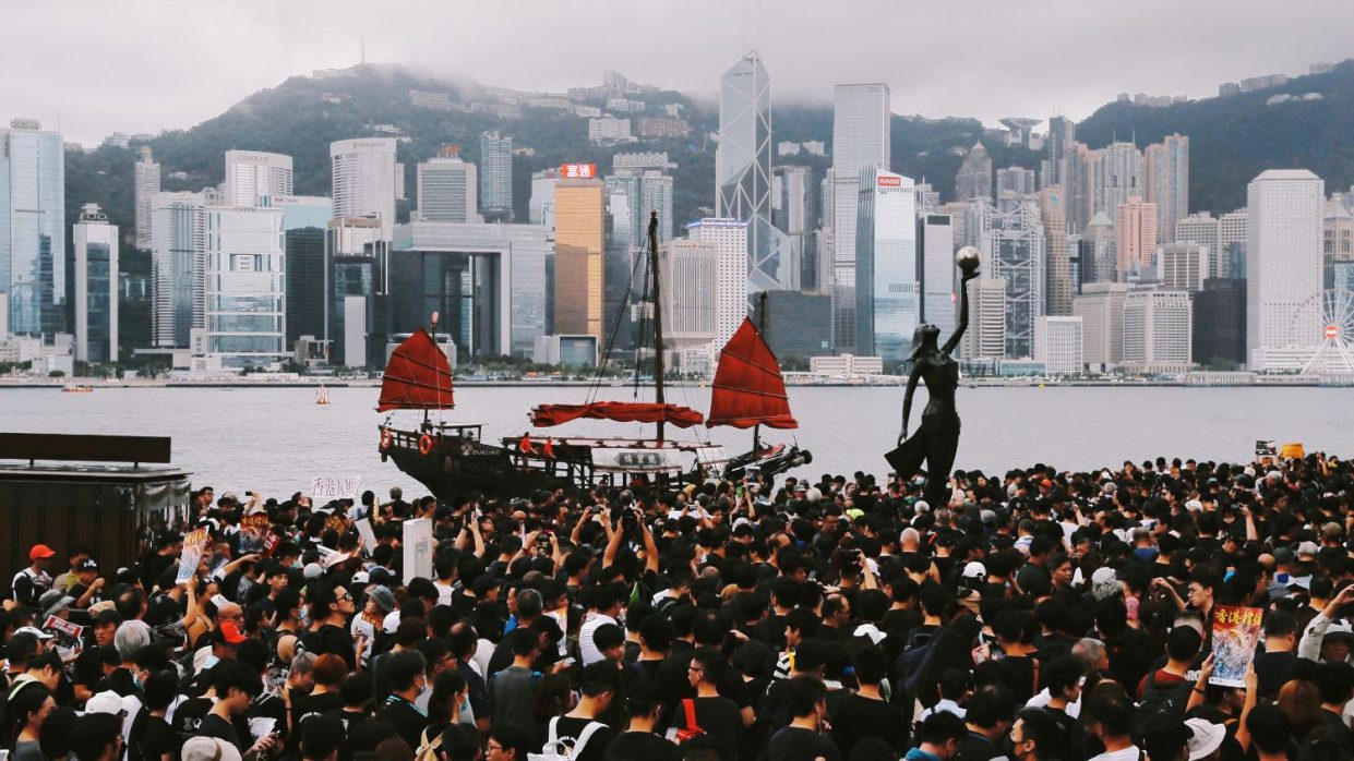 Протестующие в Гонконге рассылают информационные листовки с помощью AirDrop