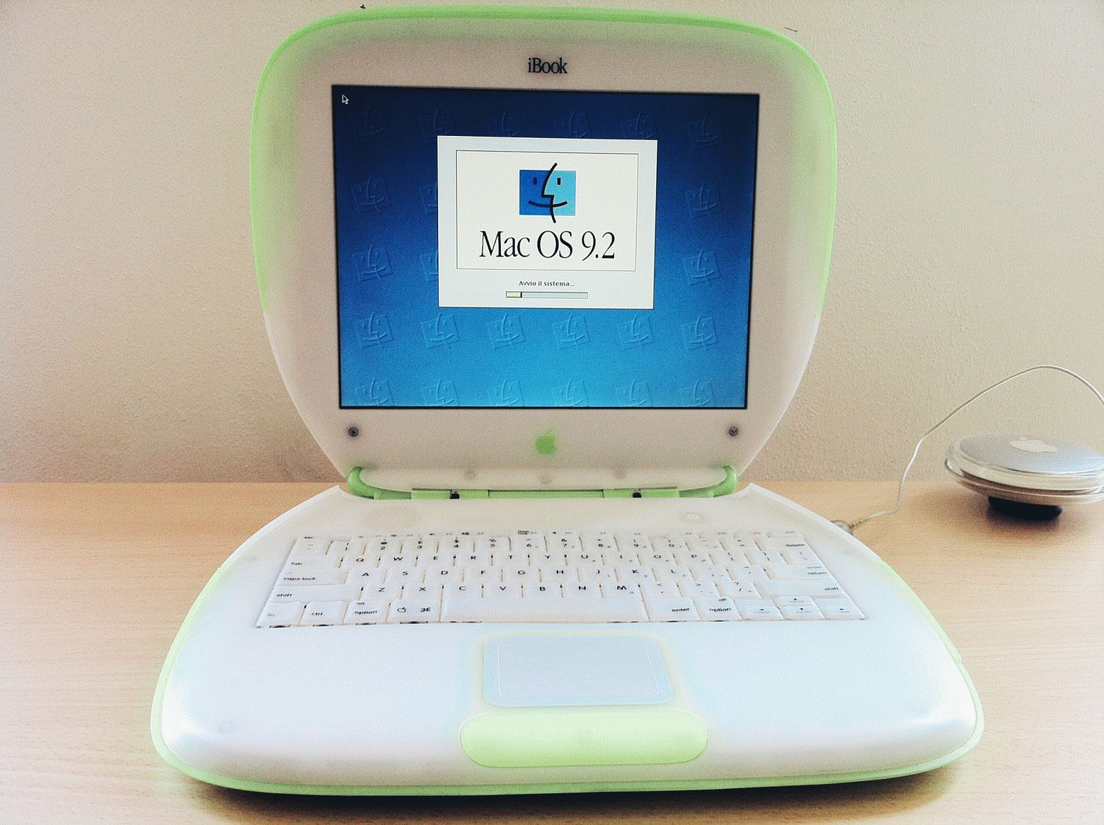 Как 20 лет назад Стив Джобс показал первый в мире ноутбук iBook с Wi-Fi