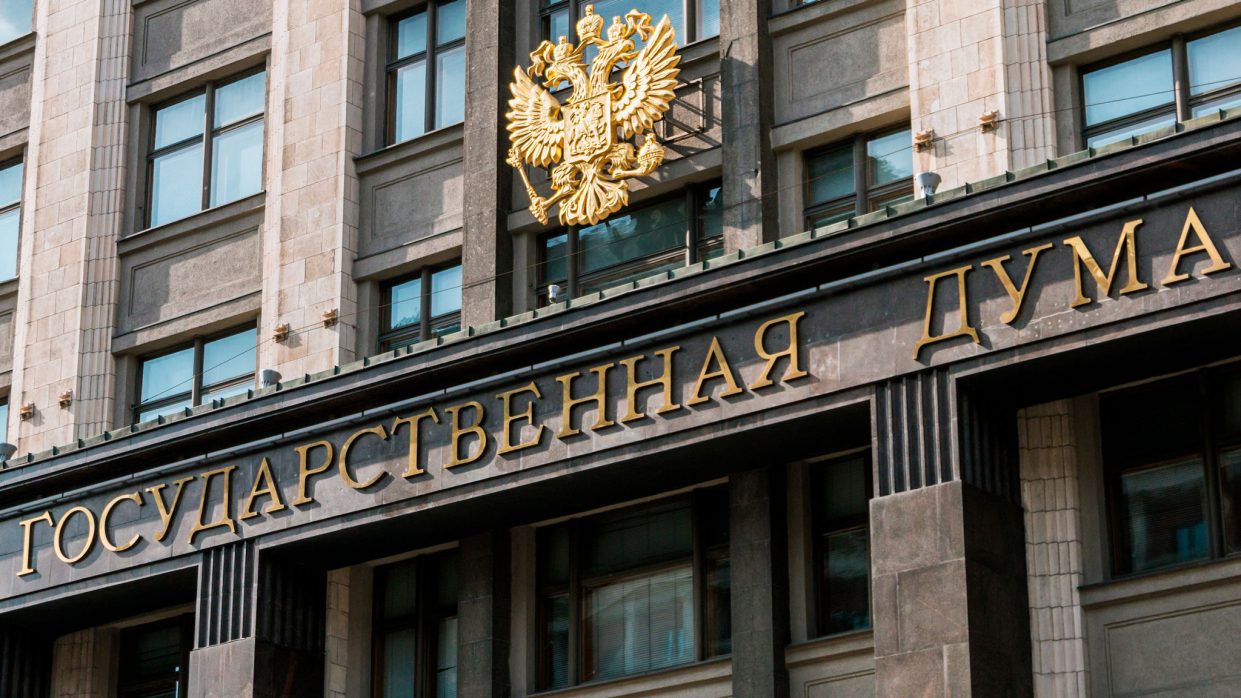 В Госдуме хотят запретить продажу смартфонов без российских программ