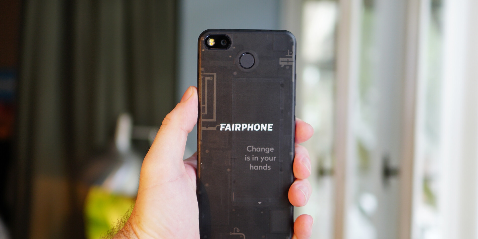 Вышел экологичный смартфон Fairfone 3. Его починит даже ребёнок
