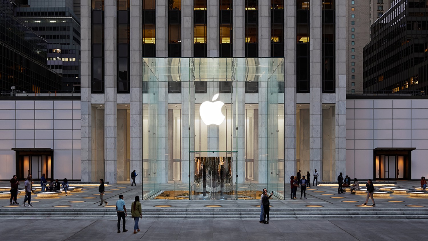 Куб вернулся. Как выглядит новый Apple Store на Пятой Авеню