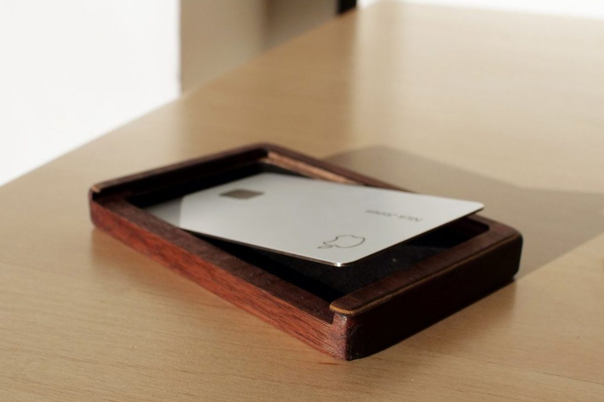 Появился пафосный деревянный чехол для Apple Card по цене смартфона