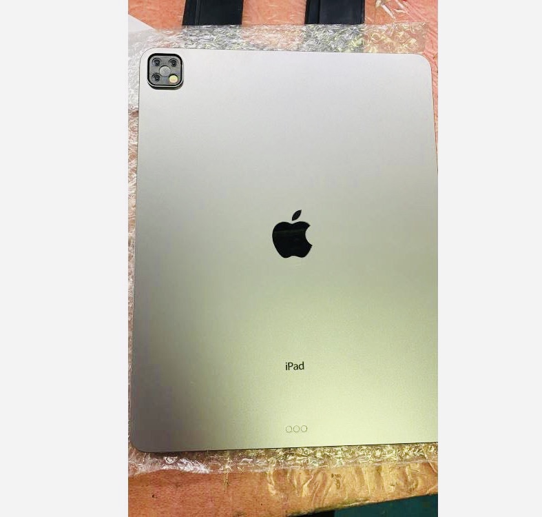 Появилось первое фото iPad Pro с тройной камерой