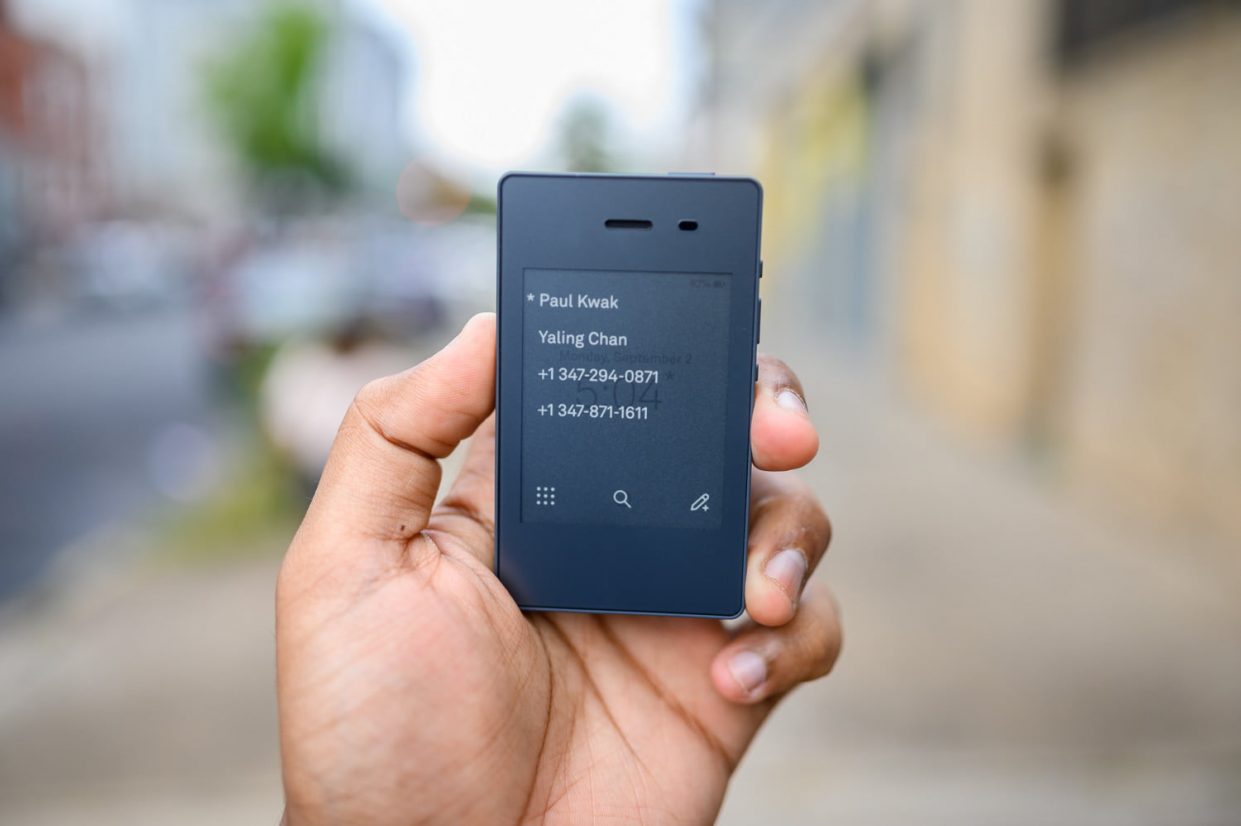 Вышел самый простой смартфон в мире Light Phonе 2, но стоит дорого.