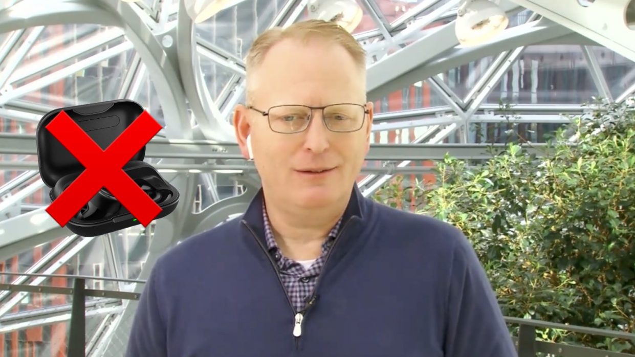 Вице-президент Amazon хвалил Echo Buds с AirPods в ушах