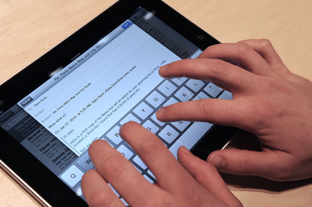 Apple придумала, как превратить виртуальную клавиатуру iPad в реальную