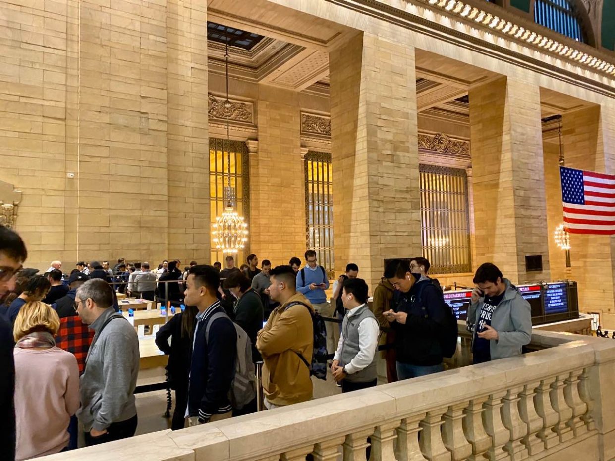 Люди выстраиваются в гигантские очереди за AirPods Pro