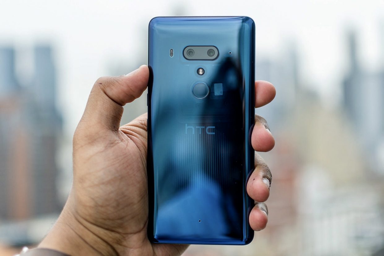 Глава HTC признал, что их смартфоны превратились в 
    
            <p class=