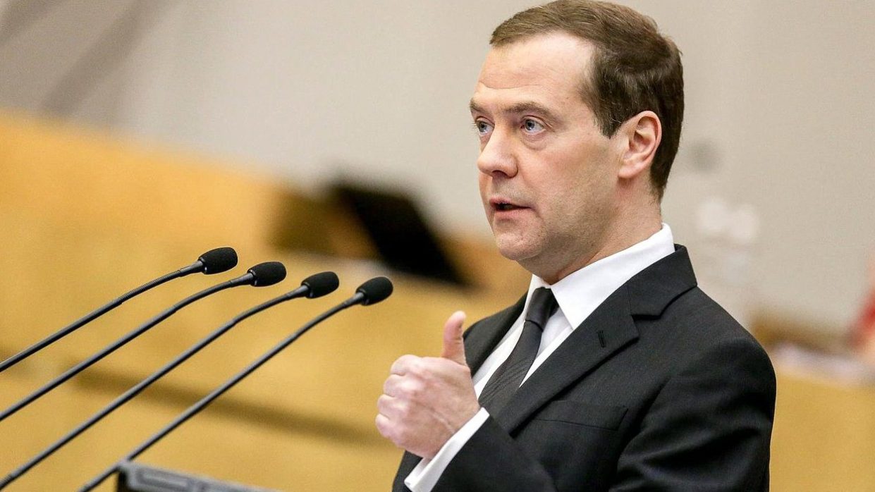 Медведев потребовал отменить комиссию за банковские переводы между регионами
