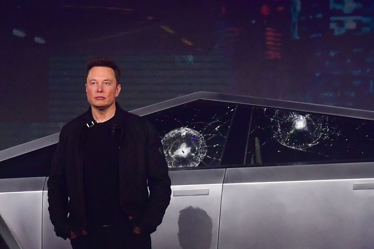 Илон Маск объяснил, почему бронированное стекло Tesla Cybertruck разбилось на презентации