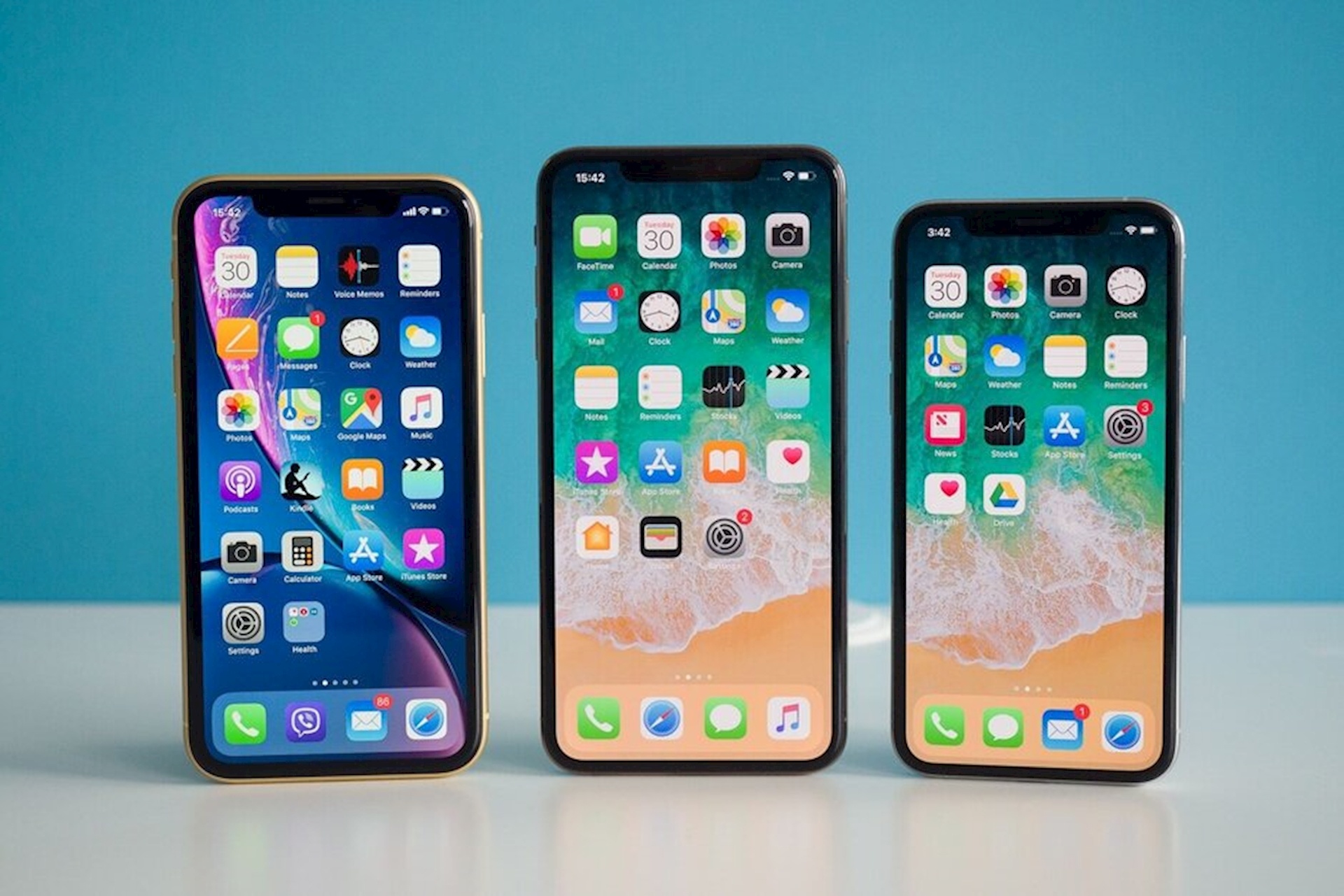 Сравнение iphone 2020. Iphone 11 экран. Iphone XR И iphone 11. Apple iphone 13 Mini и XR. Iphone XR экран.