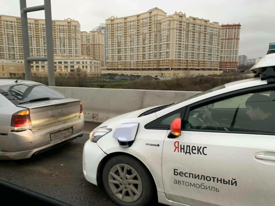 Беспилотник Яндекса попал в ДТП на западе Москвы