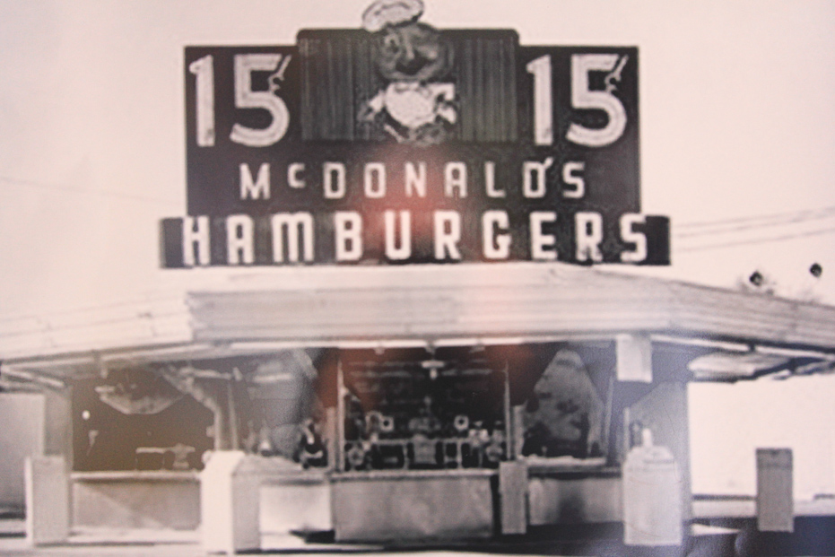 Открытие ресторана, ставшего символом эпохи. Сколько стоил первый советский гамбургер и откуда продукты в годы дефицита
